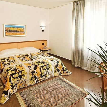 Hotel Bahnhof Haus Chiasso Buitenkant foto