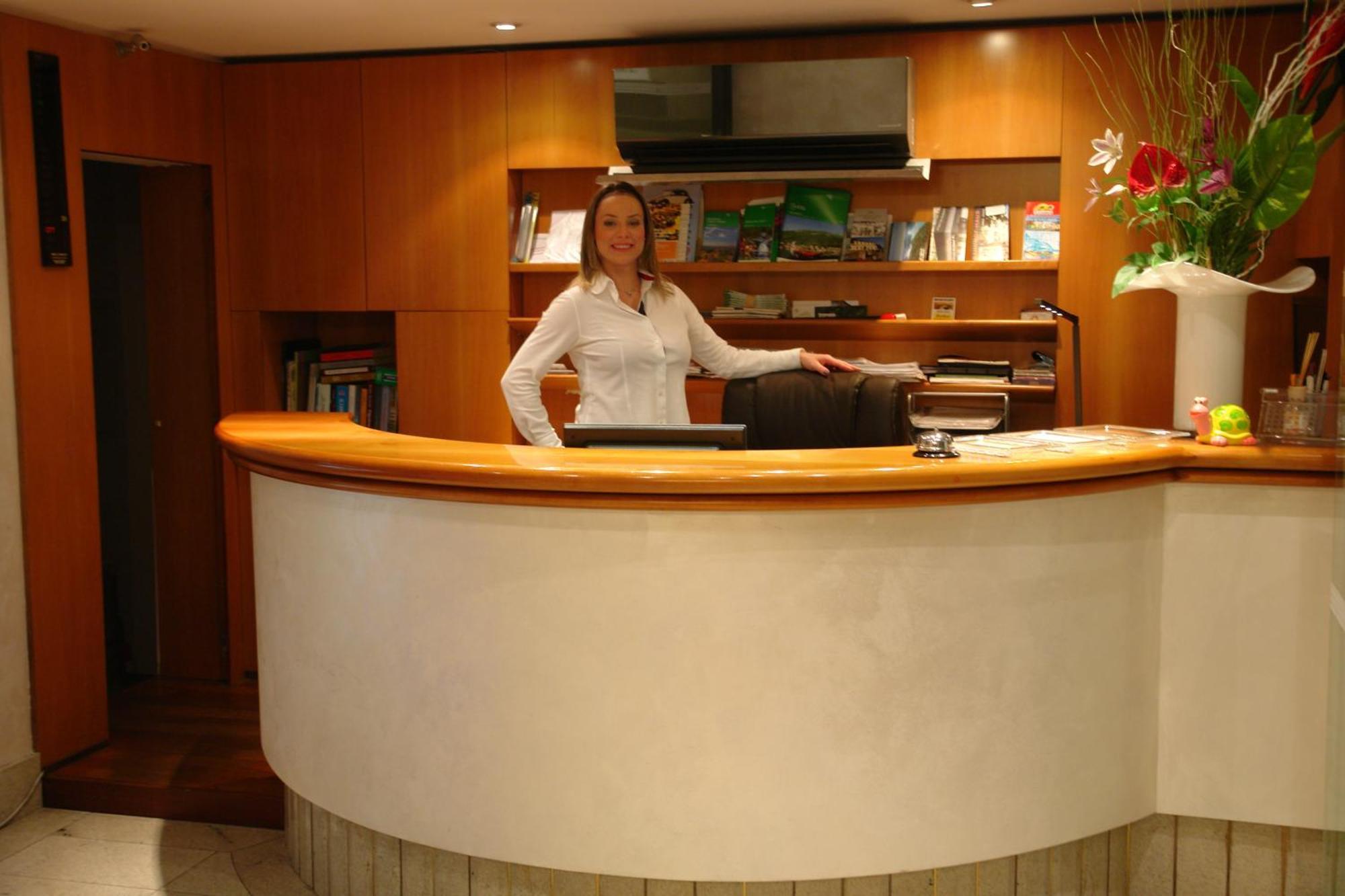 Hotel Bahnhof Haus Chiasso Buitenkant foto