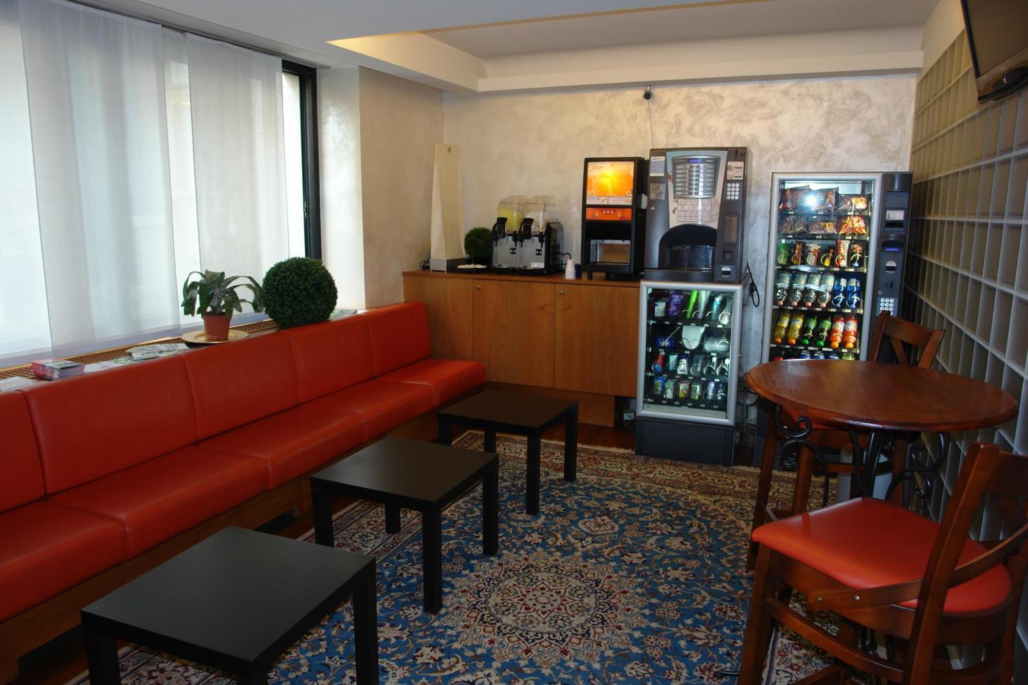 Hotel Bahnhof Haus Chiasso Buitenkant foto