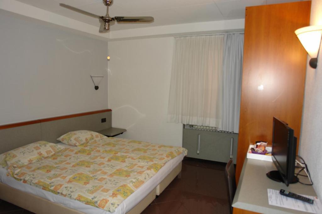 Hotel Bahnhof Haus Chiasso Kamer foto