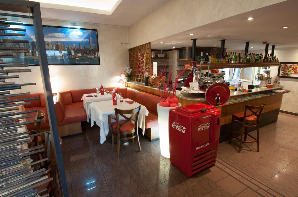 Hotel Bahnhof Haus Chiasso Buitenkant foto