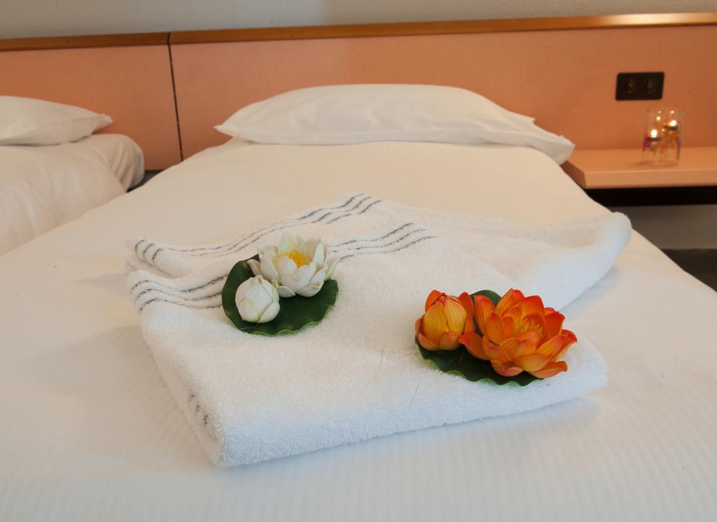 Hotel Bahnhof Haus Chiasso Buitenkant foto