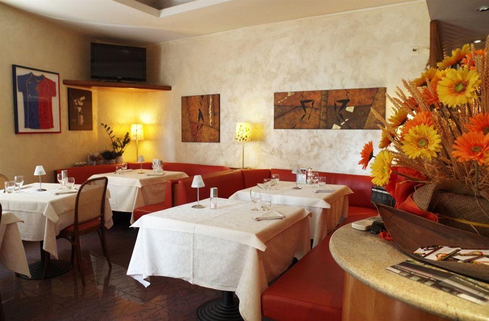 Hotel Bahnhof Haus Chiasso Buitenkant foto
