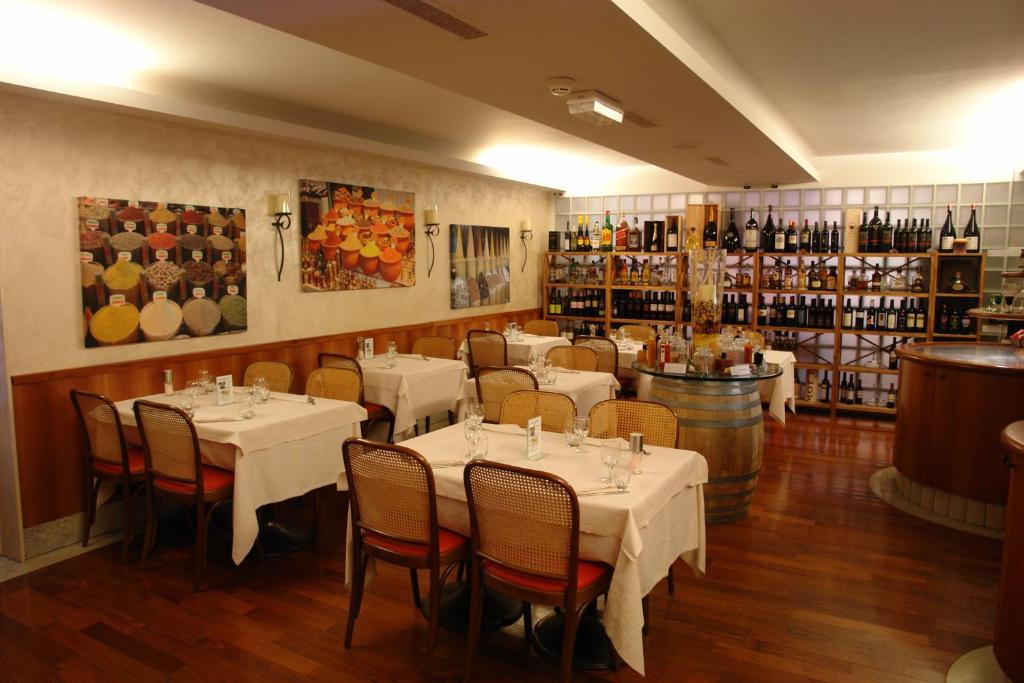 Hotel Bahnhof Haus Chiasso Buitenkant foto