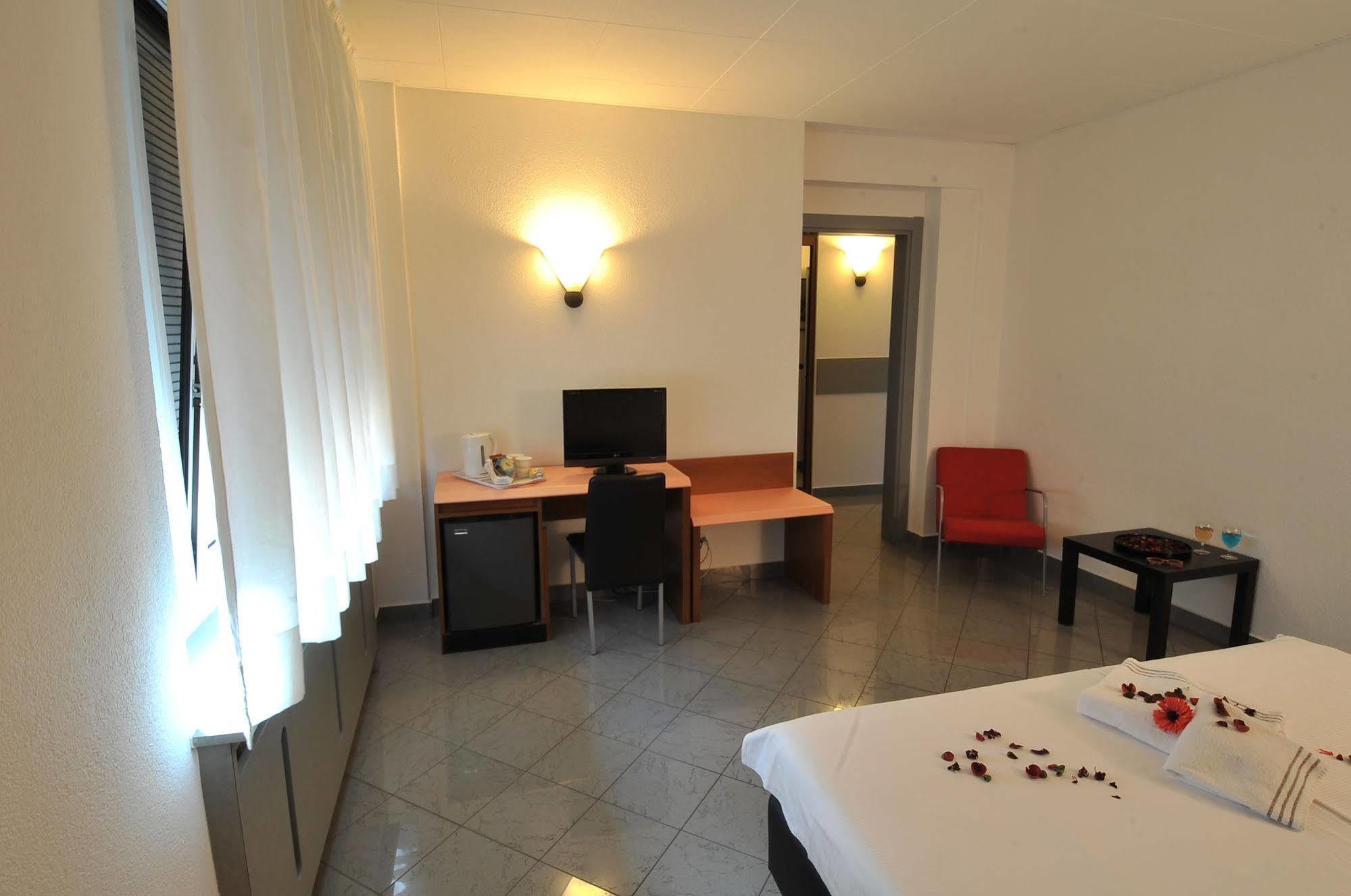 Hotel Bahnhof Haus Chiasso Buitenkant foto