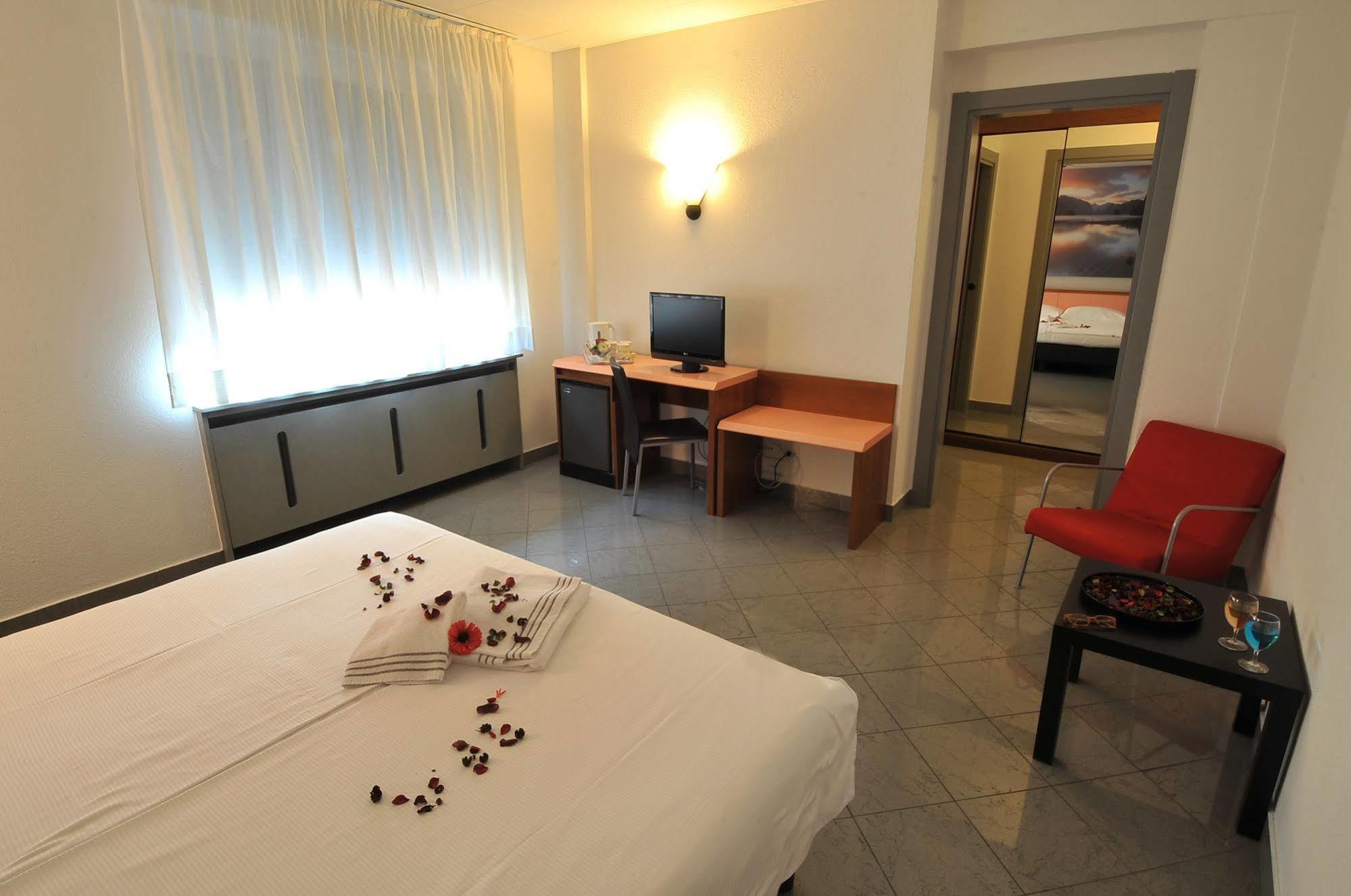 Hotel Bahnhof Haus Chiasso Buitenkant foto