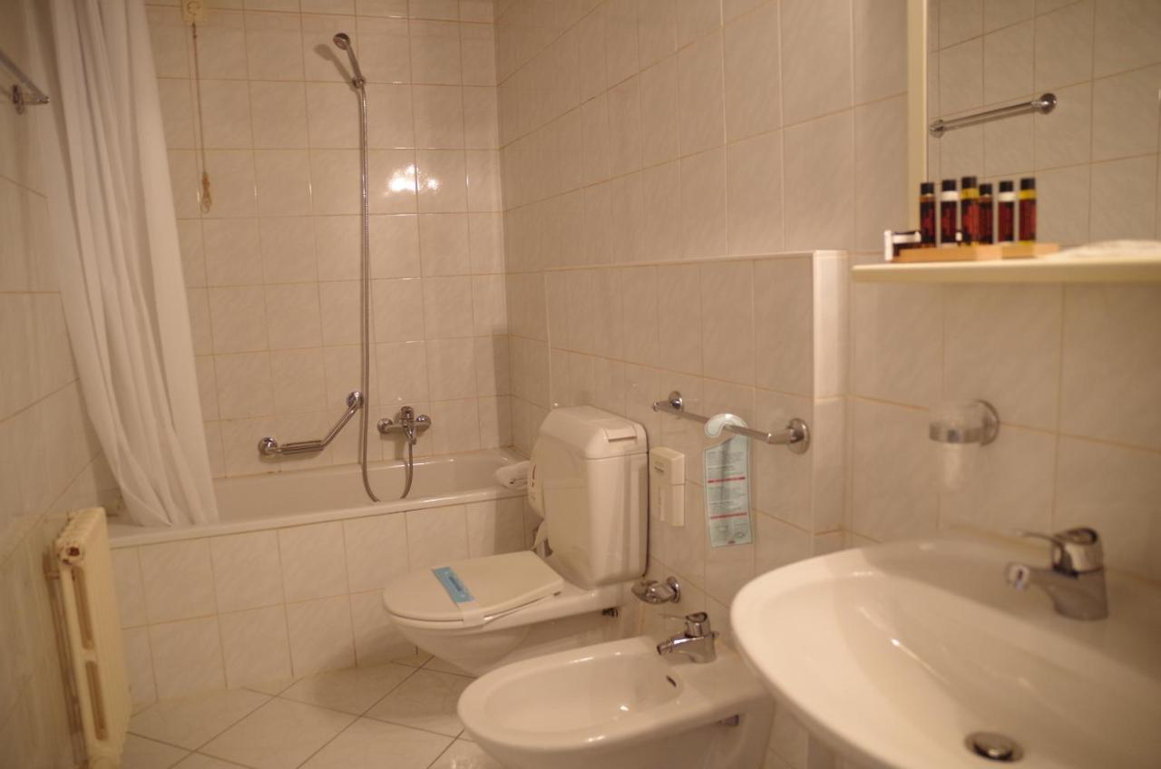 Hotel Bahnhof Haus Chiasso Buitenkant foto