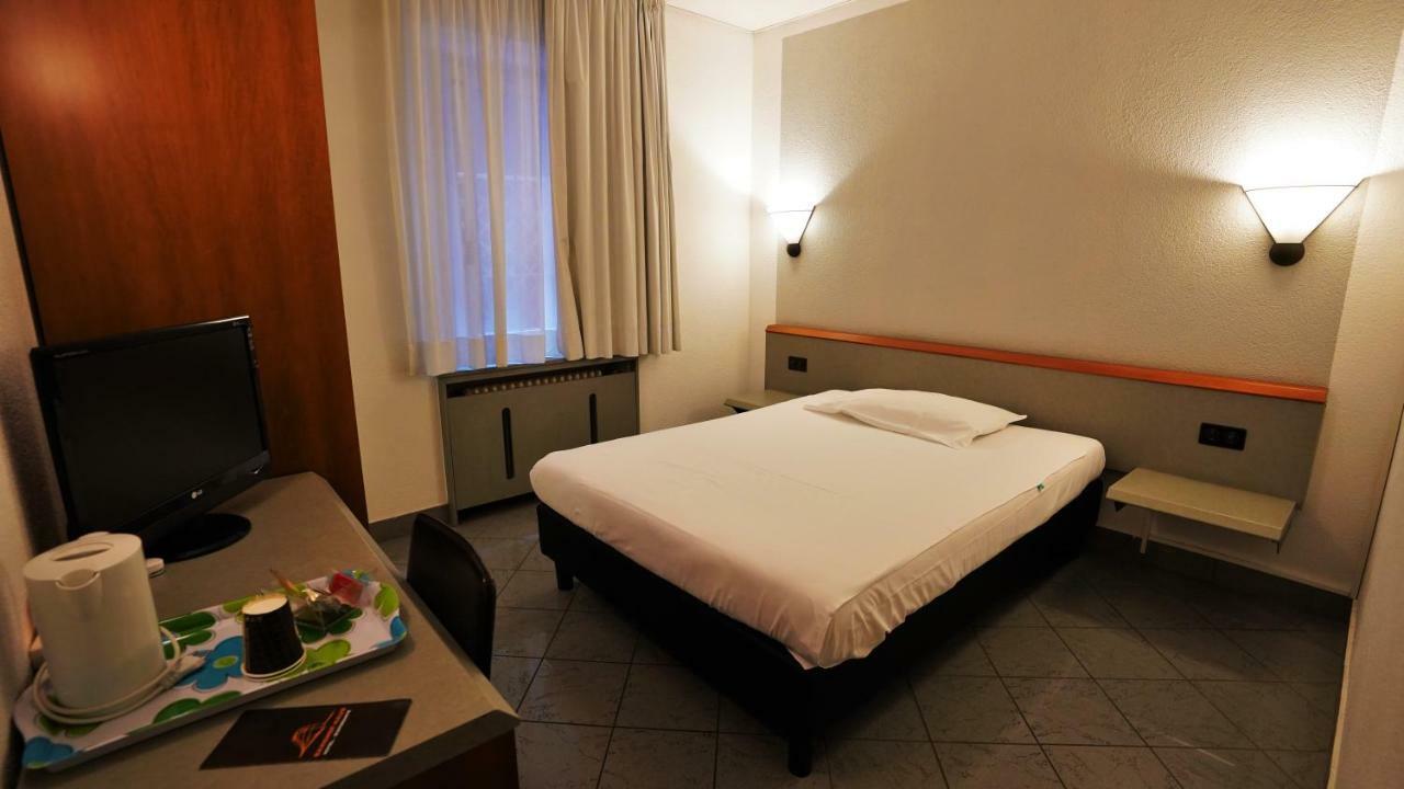 Hotel Bahnhof Haus Chiasso Buitenkant foto